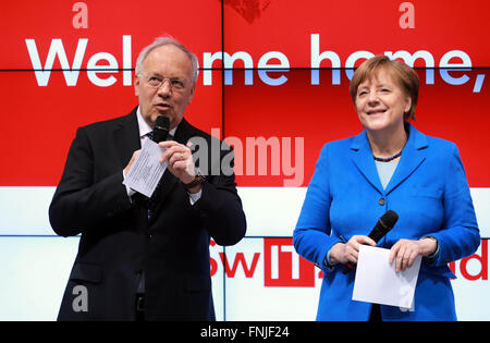 Hannover, Deutschland. 15. März 2016. Angela Merkel (R) Bundeskanzlerin und Bundespräsidentin Johann Schneider-Ammann besuchen die CeBIT 2016 in Hannover, Mitteldeutschland, am 15. März 2016. Die Schweiz ist Partnerland der CeBIT 2016. Bildnachweis: Luo Huanhuan/Xinhua/Alamy Live-Nachrichten Stockfoto