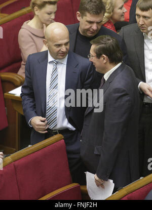 21. Januar 2016 - spricht MP der Blok Petro Poroschenko Bruchteil, Igor Kononenko(L), mit Kopf der Blok Petro Poroschenko Bruchteil, Yuri Lutsenko(R) während einer Parlamentssitzung in Kiew, Ukraine, 15. März 2016. © Swoboda Stepanov/ZUMA Draht/Alamy Live-Nachrichten Stockfoto