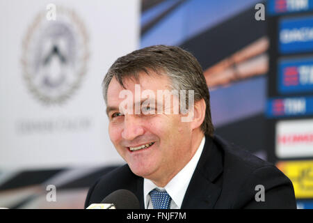 Udine, Italien. 15. März 2016. Udinese Head Coach Luigi De Canio lächelt während der Pressekonferenz im Presseraum des Dacia Arena in Udine. © Andrea Spinelli/Pacific Press/Alamy Live-Nachrichten Stockfoto