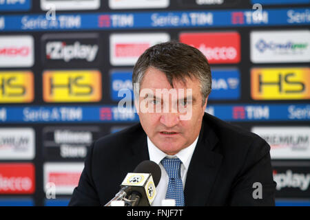 Udine, Italien. 15. März 2016. Udinese Head Coach Luigi De Canio sieht während der Pressekonferenz im Presseraum des Dacia Arena in Udine. © Andrea Spinelli/Pacific Press/Alamy Live-Nachrichten Stockfoto