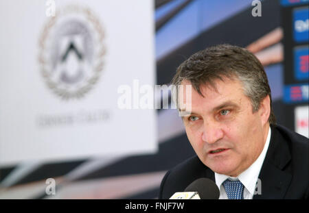 Udine, Italien. 15. März 2016. Udinese Head Coach Luigi De Canio sieht während der Pressekonferenz im Presseraum des Dacia Arena in Udine. © Andrea Spinelli/Pacific Press/Alamy Live-Nachrichten Stockfoto