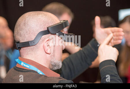 London, Großbritannien, 15. März 2016, tragbare Technologie zeigen, ein Besucher aus versucht, ein Augmented Reality gerät Credit: Ian Davidson/alamy leben Nachrichten Stockfoto