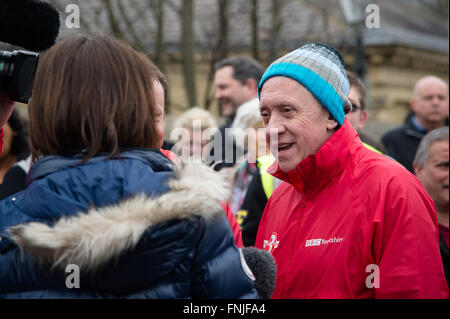 Saltaire, UK. 15. März 2016. Look North Fernsehmoderator Harry Gration interviewt in Saltaire am Tag sechs einer Wohltätigkeitsorganisation drei Beinen herumlaufen Yorkshire für Sport Relief. Bildnachweis: Ian Lamond/Alamy Live-Nachrichten Stockfoto