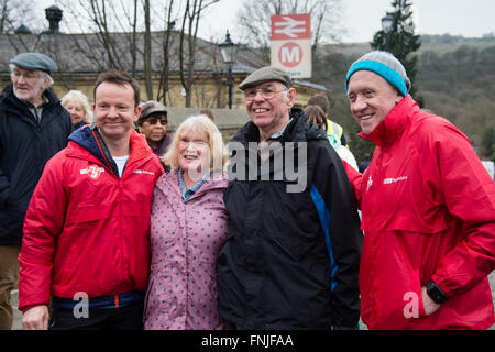 Saltaire, UK. 15. März 2016. Sehen Sie Nord-TV-Moderator Harry Gration (rechts) und schauen Sie Nord-Meteorologe Paul Hudson (links) in Saltaire am Tag sechs ihre Nächstenliebe drei Beinen herumlaufen Yorkshire für Sport Relief aus. Bildnachweis: Ian Lamond/Alamy Live-Nachrichten Stockfoto