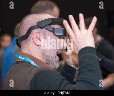 London, Großbritannien, 15. März 2016, tragbare Technologie zeigen, ein Besucher aus versucht, ein Augmented Reality gerät Credit: Ian Davidson/alamy leben Nachrichten Stockfoto