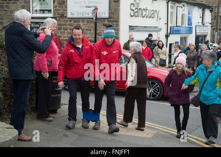 Baildon, West Yorkshire, Großbritannien. 15. März 2016. Sehen Sie Nord-TV-Moderator Harry Gration (rechts) und schauen Sie Nord-Meteorologe Paul Hudson (links) in Baildon Dorf am Tag, die sechs ihre Wohltätigkeit dreibeinigen Yorkshire für Sport Relief herumlaufen aus. Bildnachweis: Ian Lamond/Alamy Live-Nachrichten Stockfoto