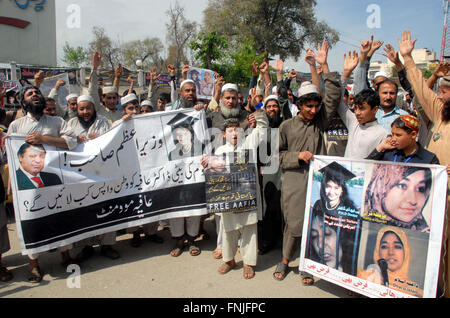 Mitglieder der Aafia Bewegung chant Parolen für die Freigabe der pakistanischen Neurowissenschaftler Dr. Aafia Siddiqui, der Haft in einem Gefängnis uns bei einer Protestkundgebung in Peshawar ist Club auf Dienstag, 15. März 2016 drücken. Stockfoto