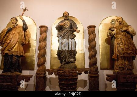 Die ausgestellten hölzernen Statuen der Heiligen San Francisco Javier, San Ignacio de Loyola und San Francisco de Borja. Ermäßigungen in Südamerika sind auch bekannt als Jesuit Reduktion, die indigene Bevölkerung Schutz vor den Kolonialmächten nahm. Stockfoto