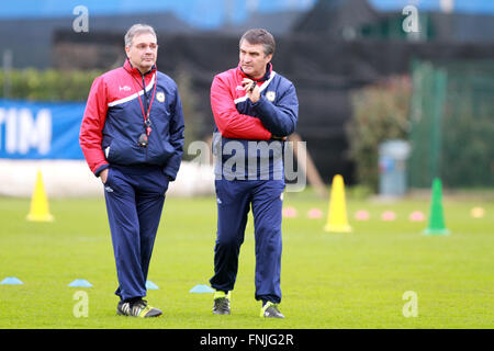 Udine, Italien. 15. März 2016. Udinese Head Coach Luigi De Canio (R) sieht während der Trainingseinheit Credit: Andrea Spinelli/Pacific Press/Alamy Live News Stockfoto