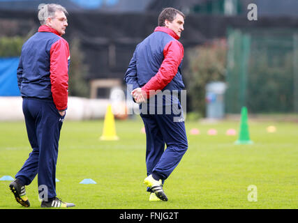 Udine, Italien. 15. März 2016. Udinese Head Coach Luigi De Canio (R) kümmert sich bei der Trainingseinheit Credit: Andrea Spinelli/Pacific Press/Alamy Live News Stockfoto