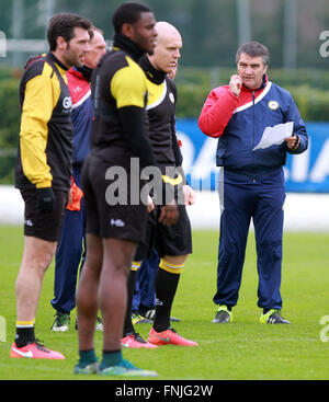 Udine, Italien. 15. März 2016. Udinese Head Coach Luigi De Canio sieht Spieler während der Trainingseinheit Credit: Andrea Spinelli/Pacific Press/Alamy Live News Stockfoto