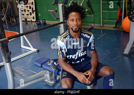 Sao Paulo, Brasilien. 1. März 2016. Die langjährige Fußball pro in der deutschen Bundesliga, Zé Roberto, sitzt in der Turnhalle der brasilianischen Pokal an Fußball-Club Palmeiras Sao Paulo in Sao Paulo, Brasilien, 1. März 2016. Foto: Georg Ismar/Dpa - NO-Draht-SERVICE-/ Dpa/Alamy Live News Stockfoto