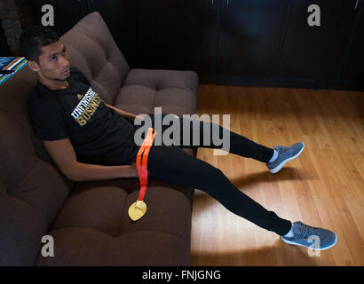 Wayde van Niekerk mit seiner Familie seine Familie zu Hause in Bloemfontein, Südafrika, nachdem er den WM-Titel bei der Leichtathletik-WM in Peking, China gewonnen. Stockfoto