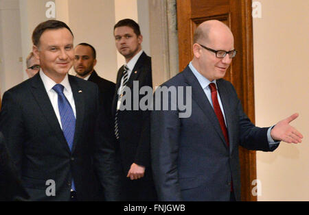 Prag, Tschechische Republik. 15. März 2016. Der polnische Präsident Andrzej Duda (links) und tschechische Premierminister Bohuslav Sobotka (rechts) über die Zusammenarbeit in der Visegrád-Gruppe (V4), bestehend aus der Tschechischen Republik und Ungarn, Polen, Slowakei, die Flüchtlingskrise und bilateralen Beziehungen bei ihrem Treffen in Prag, Tschechische Republik, 15. März 2016 gesprochen. © Michal Dolezal/CTK Foto/Alamy Live-Nachrichten Stockfoto