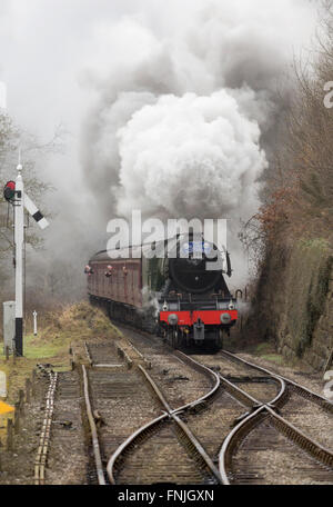 Goathland, UK. 15. März 2016. Die Flying Scotsman Dampflok Ankunft am Bahnhof Goathland auf der North Yorkshire Moors Railway. Bildnachweis: John Potter/Alamy Live-Nachrichten Stockfoto