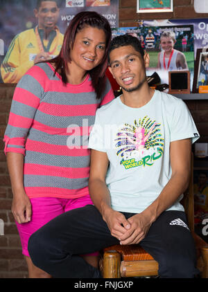 Wayde van Niekerk mit seiner Familie seine Familie zu Hause in Bloemfontein, Südafrika, nachdem er den WM-Titel bei der Leichtathletik-WM in Peking, China gewonnen. Stockfoto