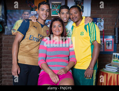 Wayde van Niekerk mit seiner Familie seine Familie zu Hause in Bloemfontein, Südafrika, nachdem er den WM-Titel bei der Leichtathletik-WM in Peking, China gewonnen. Stockfoto