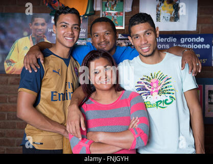 Wayde van Niekerk mit seiner Familie seine Familie zu Hause in Bloemfontein, Südafrika, nachdem er den WM-Titel bei der Leichtathletik-WM in Peking, China gewonnen. Stockfoto