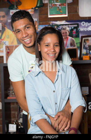 Wayde van Niekerk mit seiner Familie seine Familie zu Hause in Bloemfontein, Südafrika, nachdem er den WM-Titel bei der Leichtathletik-WM in Peking, China gewonnen. Stockfoto