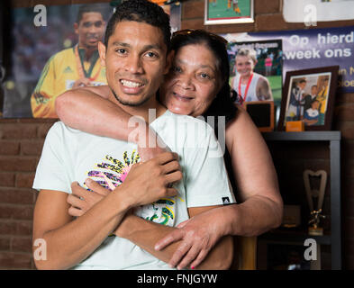 Wayde van Niekerk mit seiner Familie seine Familie zu Hause in Bloemfontein, Südafrika, nachdem er den WM-Titel bei der Leichtathletik-WM in Peking, China gewonnen. Stockfoto