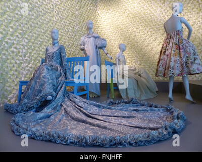 San Francisco, Kalifornien, USA. 10. März 2016. Verschiedene Kleider sind auf Anzeige im "Garten Inspiration" Zimmer "Oscar De La Renta: die Retrospektive" in San Francisco, Kalifornien, USA, 10. März 2016. Die Ausstellung läuft vom 12 März bis 30. Mai 2016 an das de Young Museum in San Francisco. Foto: BARBARA MUNKER/Dpa - NO-Draht-SERVICE-/ Dpa/Alamy Live News Stockfoto