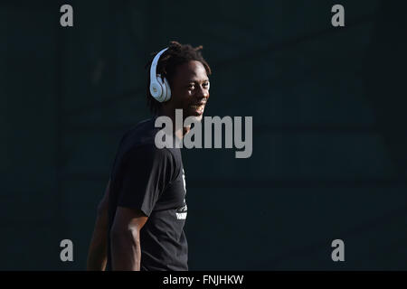 Indische Brunnen, Kalifornien, USA. 14. März 2016. BNP Paribas Open in Indian Wells Tennis Gardens gespielt. Gael Monfils (Fra) am üben mit Kopfhörer auf © Action Plus Sport/Alamy Live News Stockfoto