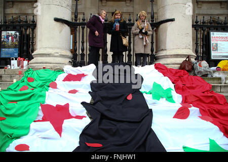 London, UK 15. März 2016 - Menschen versammeln sich an der Martinskirche am Trafalgar Square in London anlässlich fünf Jahre seit dem Beginn des Krieges in Syrien. Passanten Nachrichten schreiben und Hänge sie an der syrischen Flagge Credit: Dinendra Haria/Alamy Live News Stockfoto