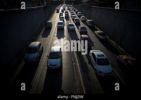 Mexico City, Mexiko. 15. März 2016. Fahrzeuge bewegen sich langsam in Mexiko-Stadt, Hauptstadt von Mexiko, am 15. März 2016. Mexiko-Stadt-Regierung bestellte Verkehrsbeschränkungen am Dienstag und empfohlen Menschen aufgrund von Luftverschmutzung, drinnen bleiben seine zweit-höchste Warnung Warnung für Ozonwerte zum ersten Mal in 13 Jahren. Bildnachweis: Pedro Mera/Xinhua/Alamy Live-Nachrichten Stockfoto