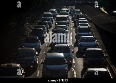 Mexico City, Mexiko. 15. März 2016. Fahrzeuge bewegen sich langsam in Mexiko-Stadt, Hauptstadt von Mexiko, am 15. März 2016. Mexiko-Stadt-Regierung bestellte Verkehrsbeschränkungen am Dienstag und empfohlen Menschen aufgrund von Luftverschmutzung, drinnen bleiben seine zweit-höchste Warnung Warnung für Ozonwerte zum ersten Mal in 13 Jahren. Bildnachweis: Pedro Mera/Xinhua/Alamy Live-Nachrichten Stockfoto