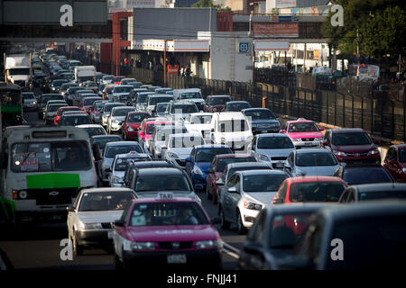 Mexico City, Mexiko. 15. März 2016. Fahrzeuge bewegen sich langsam in Mexiko-Stadt, Hauptstadt von Mexiko, am 15. März 2016. Mexiko-Stadt-Regierung bestellte Verkehrsbeschränkungen am Dienstag und empfohlen Menschen aufgrund von Luftverschmutzung, drinnen bleiben seine zweit-höchste Warnung Warnung für Ozonwerte zum ersten Mal in 13 Jahren. Bildnachweis: Pedro Mera/Xinhua/Alamy Live-Nachrichten Stockfoto