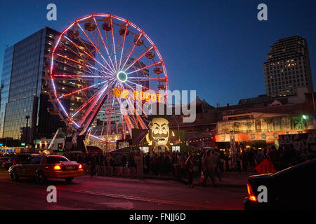 Austin TX, USA 12. März 2016. Die Menge Linien für die Eröffnung des "Mr. Robot" Riesenrad und Mini-Arcade-Samstag Nacht. Es werden geöffnet bis zum Ende des SXSW 19. März 2016 (c) Jon-Paul Jones/Alamy Live News Stockfoto