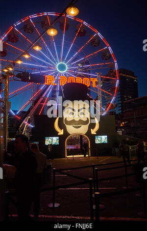 Austin TX, USA 12. März 2016. Die Menge Linien für die Eröffnung des "Mr. Robot" Riesenrad und Mini-Arcade-Samstag Nacht. Es werden geöffnet bis zum Ende des SXSW 19. März 2016 (c) Jon-Paul Jones/Alamy Live News Stockfoto