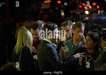 Austin TX, USA 13. März 2016. Jake Gyllenhaal macht ein Interview, während die massive Menge versucht, einen Blick auf ihn auf dem roten Teppich während der US-Premiere seines neuen Films "Abriss" bei SXSW Austin, TX, USA (c) Jon-Paul Jones/Alamy Live News Stockfoto