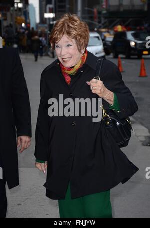 New York, NY, USA. 15. März 2016. Shirley MacLaine unterwegs für Promi-Schnappschüsse - di, New York, NY 15. März 2016. Bildnachweis: Derek Sturm/Everett Collection/Alamy Live-Nachrichten Stockfoto