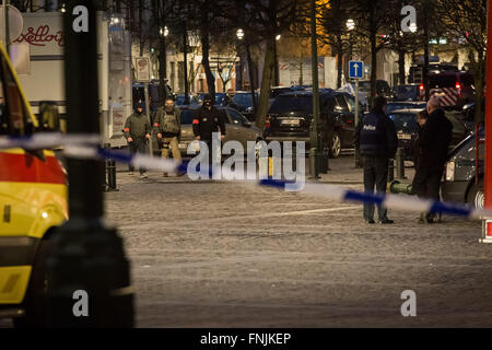 Brüssel, Belgien. 15. März 2016. RAID-Offiziere kommt zurück aus der Zone, wo der Angriff stattfand. Brüsseler Beamte bestätigten eine große Operation wurde im Gange mit Polizei untersucht den 13 November Shootings, wenn mindestens ein Schütze das Feuer eröffnet, allerdings berichteten lokale Medien die Menschenjagd, die folgten, als mit zwei Verdächtige. Bildnachweis: Aurore Belot/Pacific Press/Alamy Live-Nachrichten Stockfoto