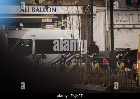 Brüssel, Belgien. 15. März 2016. RAID-Offiziere kommt zurück aus der Zone, wo der Angriff stattfand. Brüsseler Beamte bestätigten eine große Operation wurde im Gange mit Polizei untersucht den 13 November Shootings, wenn mindestens ein Schütze das Feuer eröffnet, allerdings berichteten lokale Medien die Menschenjagd, die folgten, als mit zwei Verdächtige. Bildnachweis: Aurore Belot/Pacific Press/Alamy Live-Nachrichten Stockfoto