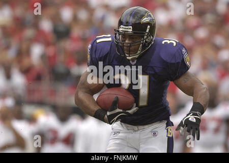 Tampa, Florida, USA. 10. September, 2006. 10. September 2006; Tampa, FL, USA; Baltimore Ravens Runningback Jamal Lewis Heads-up gegen die Tampa Bay Buccaneers im Raymond James Stadium. ZUMA Press/Scott A. Miller © Scott A. Miller/ZUMA Draht/Alamy Live-Nachrichten Stockfoto