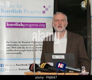 London, UK. 15. März 2016. Jeremy Corbyn Leasder der Labour Party richtet sich an Menschen, die die kurdische Neujahr Newroz anlässlich eines Empfangs und Preisverleihung am Portcullis House, Parlament zu feiern. Bildnachweis: Prixpics/Alamy Live-Nachrichten Stockfoto