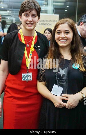 London, UK. 15. März 2016. Alison Emily Thewliss ist ein Scottish National Party präsentieren beste weibliche Vorbild Dr. Meryem Kaya bei Newroz-feiern die meisten erfolgreichen Kurden in Britain Awards am 15. März 2016 im Portcullis House in London. Bildnachweis: Siehe Li/Alamy Live News Stockfoto