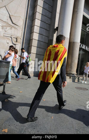 Barcelona, Spanien. 11. September, 2015. Menschen März tragen die katalanische Flagge, um den Arc de Triomf in Barcelona. Barcelona war ein Meer von rot und gelb wie Massen mit separatistischen Fahnen marschierten in der Stadt, katalanischen Nationalfeiertag zu feiern. Organisatoren hoffen, mindestens 500.000 Menschen für eine pro-Unabhängigkeit-Rallye unter dem Motto "Fangen wir bauen ein neues Land". Die Estelada oder "lone star Flag" ist eine inoffizielle Flagge typisch katalanischen Separatisten ihre Unterstützung für ein unabhängiges Katalonien zum Ausdruck bringen. © Ruaridh Stewart/ZUMA Wire/ZUMAPRESS.com/Alamy Live-Nachrichten Stockfoto