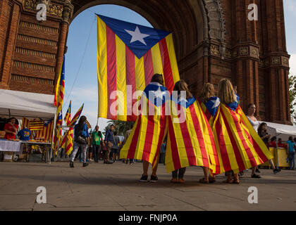 Barcelona, Spanien. 11. September, 2015. Menschen März tragen die katalanische Flagge, um den Arc de Triomf in Barcelona. Barcelona war ein Meer von rot und gelb wie Massen mit separatistischen Fahnen marschierten in der Stadt, katalanischen Nationalfeiertag zu feiern. Organisatoren hoffen, mindestens 500.000 Menschen für eine pro-Unabhängigkeit-Rallye unter dem Motto "Fangen wir bauen ein neues Land". Die Estelada oder "lone star Flag" ist eine inoffizielle Flagge typisch katalanischen Separatisten ihre Unterstützung für ein unabhängiges Katalonien zum Ausdruck bringen. © Ruaridh Stewart/ZUMA Wire/ZUMAPRESS.com/Alamy Live-Nachrichten Stockfoto