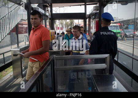 Mexico City, Mexiko. 15. März 2016. Bewohner Eintritt frei an den öffentlichen Nahverkehr Metrobus, in Mexiko-Stadt, Hauptstadt von Mexiko, am 15. März 2016. Lokale Regierung berechtigt die kostenlose Nutzung öffentlicher Verkehrsmittel wie Metro, Metrobus, Trolleybus und Light Rail, nachdem die Metropolitan Umweltkommission ausgestellt die Phase I des atmosphärischen Umwelt Kontingenz für Ozon, in das Tal von Mexiko Metropolitan Zone, durch die Luftqualität ist extrem schlecht. © Alejandro Ayala/Xinhua/Alamy Live-Nachrichten Stockfoto