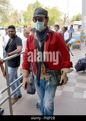 Jodhpur, Indien. 13. März 2016. Bollywood-Film Schauspieler Irrfan Khan verlässt Jodhpur Civil Flughafen und sein Gesicht mit einer Maske Verschmutzung in Indien zu decken. © Mohammed Sharif/Pacific Press/Alamy Live-Nachrichten Stockfoto