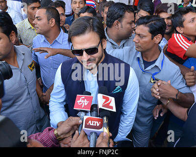 Jodhpur, Indien. 13. März 2016. Bollywood Film Schauspieler Vivek Oberoi kommt in Jodhpur Zivilflughafen, eine eigene Programm in Rajasthan, Indien zu besuchen. © Mohammed Sharif/Pacific Press/Alamy Live-Nachrichten Stockfoto