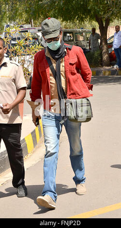 Jodhpur, Indien. 13. März 2016. Bollywood-Film Schauspieler Irrfan Khan verlässt Jodhpur Civil Flughafen und sein Gesicht mit einer Maske Verschmutzung in Indien zu decken. © Mohammed Sharif/Pacific Press/Alamy Live-Nachrichten Stockfoto