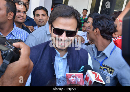 Jodhpur, Indien. 13. März 2016. Bollywood Film Schauspieler Vivek Oberoi kommt in Jodhpur Zivilflughafen, eine eigene Programm in Rajasthan, Indien zu besuchen. © Mohammed Sharif/Pacific Press/Alamy Live-Nachrichten Stockfoto