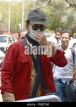 Jodhpur, Indien. 13. März 2016. Bollywood-Film Schauspieler Irrfan Khan verlässt Jodhpur Civil Flughafen und sein Gesicht mit einer Maske Verschmutzung in Indien zu decken. © Mohammed Sharif/Pacific Press/Alamy Live-Nachrichten Stockfoto