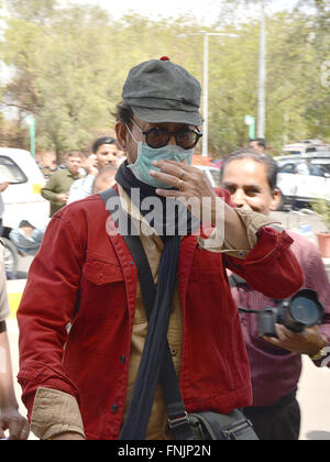 Jodhpur, Indien. 13. März 2016. Bollywood-Film Schauspieler Irrfan Khan verlässt Jodhpur Civil Flughafen und sein Gesicht mit einer Maske Verschmutzung in Indien zu decken. © Mohammed Sharif/Pacific Press/Alamy Live-Nachrichten Stockfoto