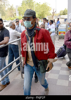 Jodhpur, Indien. 13. März 2016. Bollywood-Film Schauspieler Irrfan Khan verlässt Jodhpur Civil Flughafen und sein Gesicht mit einer Maske Verschmutzung in Indien zu decken. © Mohammed Sharif/Pacific Press/Alamy Live-Nachrichten Stockfoto