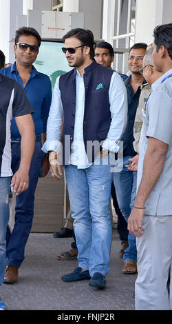 Jodhpur, Indien. 13. März 2016. Bollywood Film Schauspieler Vivek Oberoi kommt in Jodhpur Zivilflughafen, eine eigene Programm in Rajasthan, Indien zu besuchen. © Mohammed Sharif/Pacific Press/Alamy Live-Nachrichten Stockfoto